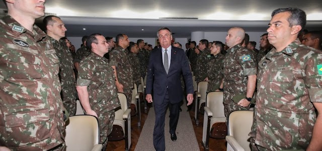 Comandantes das Forças Armadas pedem demissão em protesto contra Bolsonaro