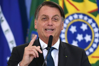 Bolsonaro sobre vacina de Pfizer: 'Se você virar um jacaré, é problema de você' Bolsonaro sobre vacina de Pfizer: 'Se você virar um jacaré, é problema de você'