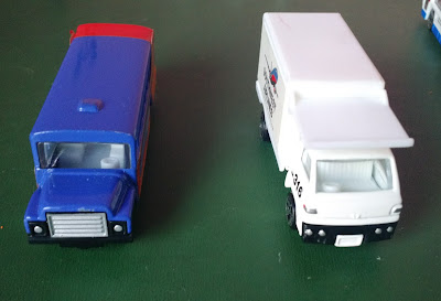 Miniatura de metal Realtoy de um caminhão  7cm de comprimento e onibus azul da Southwest Airlines R$20,00