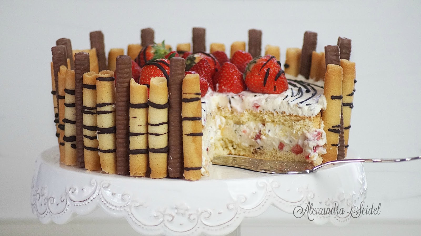 Erdbeer-Vanillejoghurt-Torte mit Amicelli-Rand