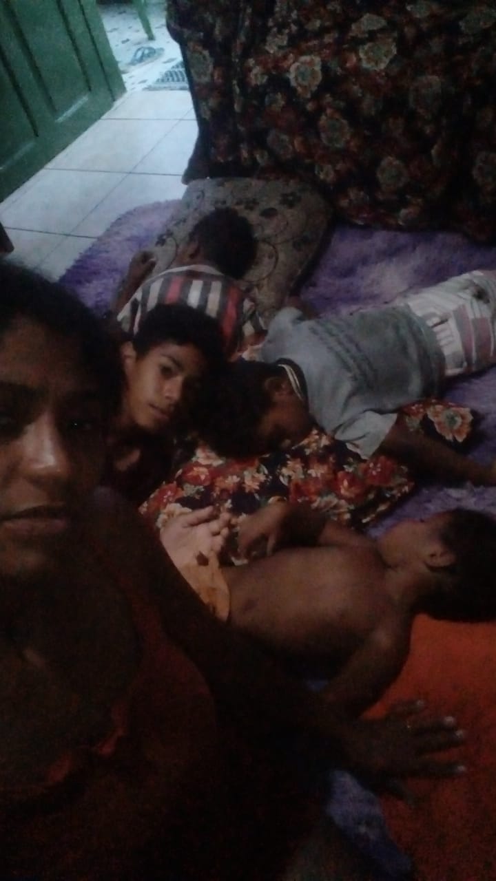 Casa de madeira com cinco pessoas pega fogo em Parauapebas.