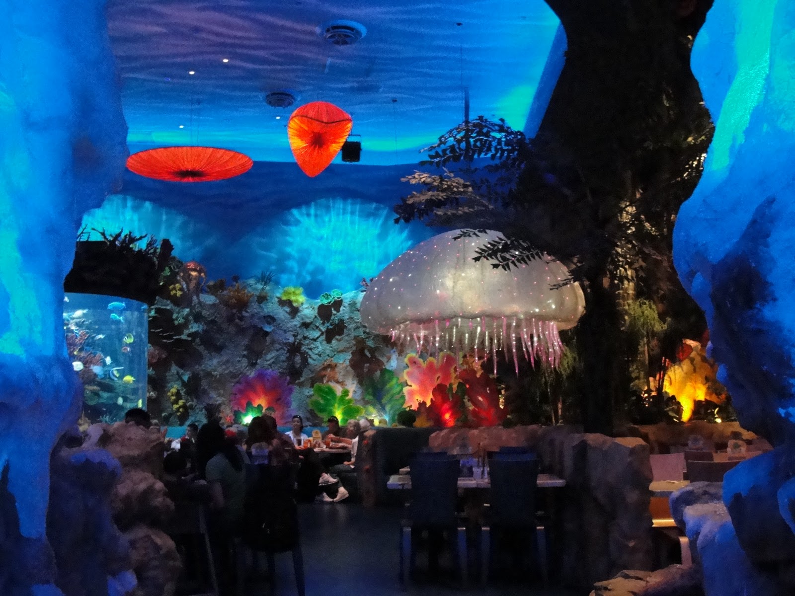 the mellow mouse: RESTAURANT REVIEW: T-Rex Cafe