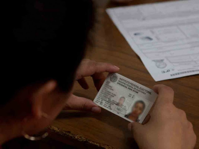 Migrantes falsifican documentos para obtener credencial INE