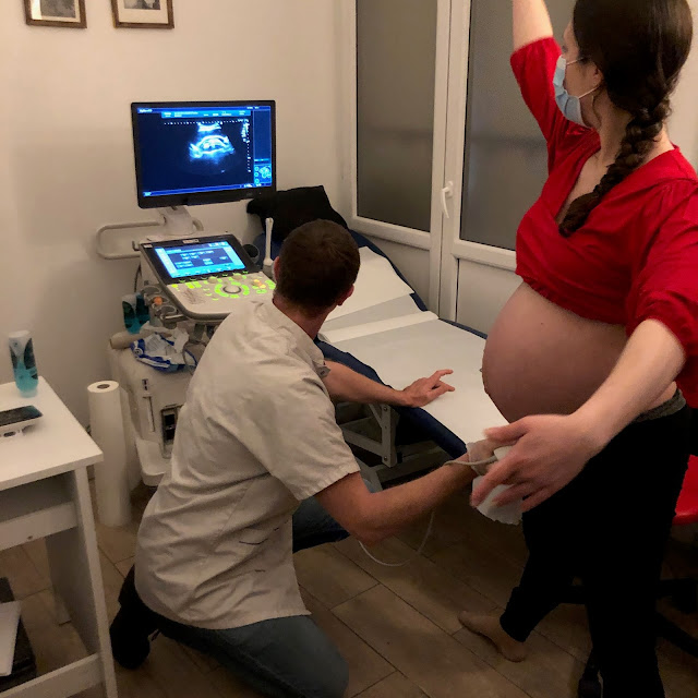Echographie en mouvement avec Claire, enceinte de 38 semaines