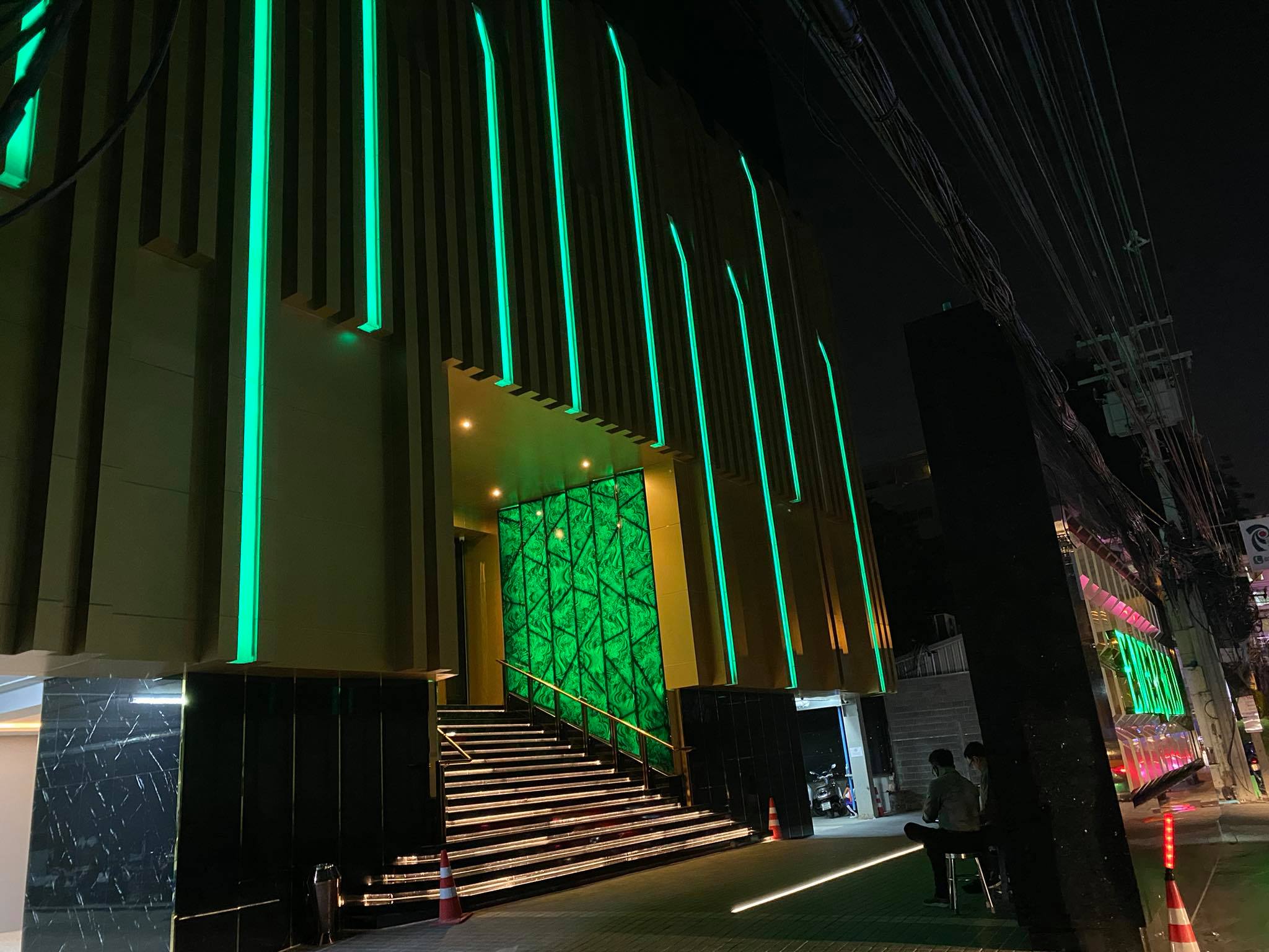 สถานที่เที่ยวกรุงเทพตอนกลางคืนที่นิยมที่สุด Emerald Club Thonglor13