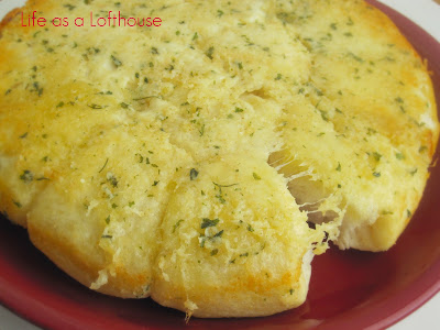 Parmesan Pull-Aparts are soft and cheesy bread that is full of garlic and parmesan flavor. Life-in-the-Lofthouse.com