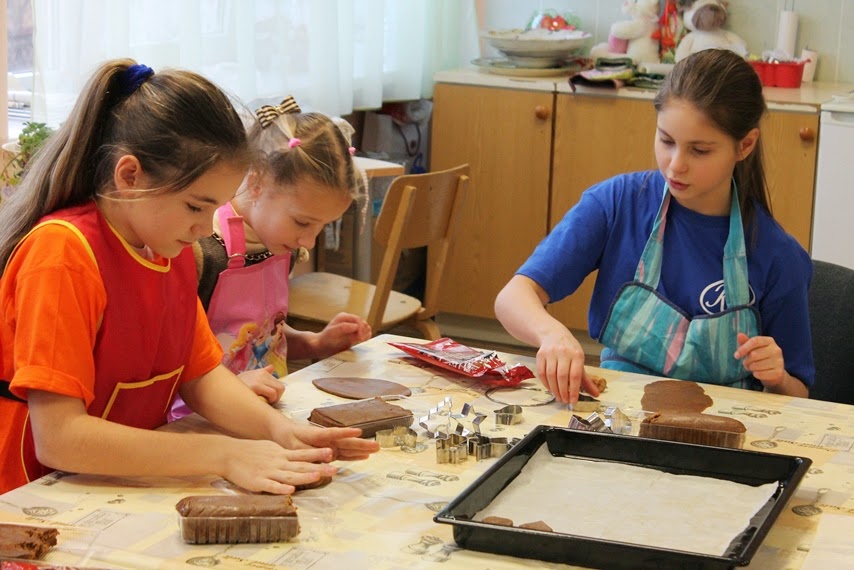 интересные уроки труда. урок труда у девочек. уроки труда в школе для мальчиков. уроки труда в школе. урок труда.