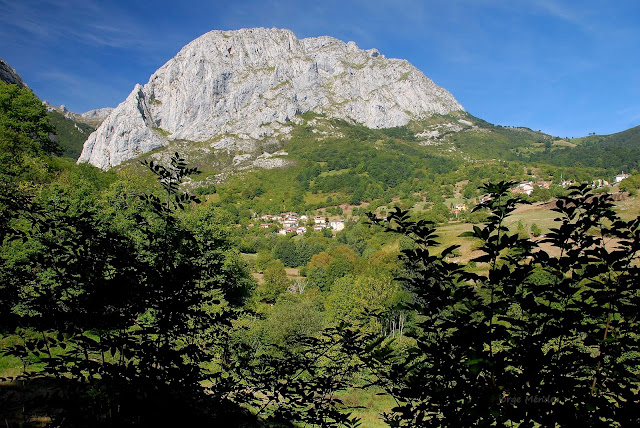 Peña Taranes y el pueblo de Taranes en Ponga Asturias. Naturaleza.