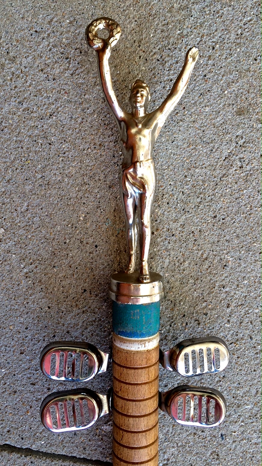 studio cb Grass Skirt Serenade / ukulele sculpture