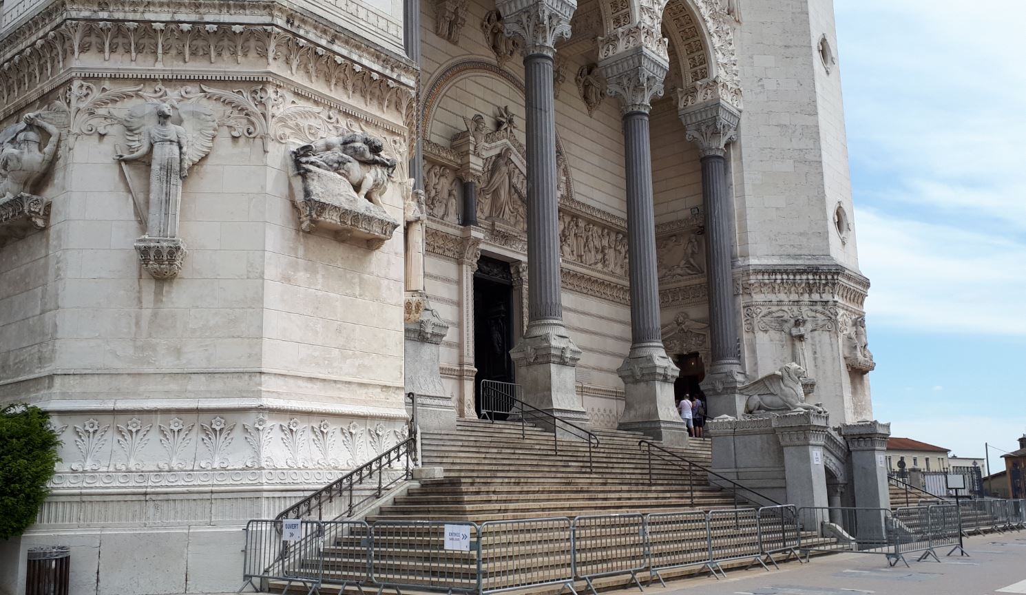 entrée de la Basilique Notre-Dame de Fourvière à Lyon
