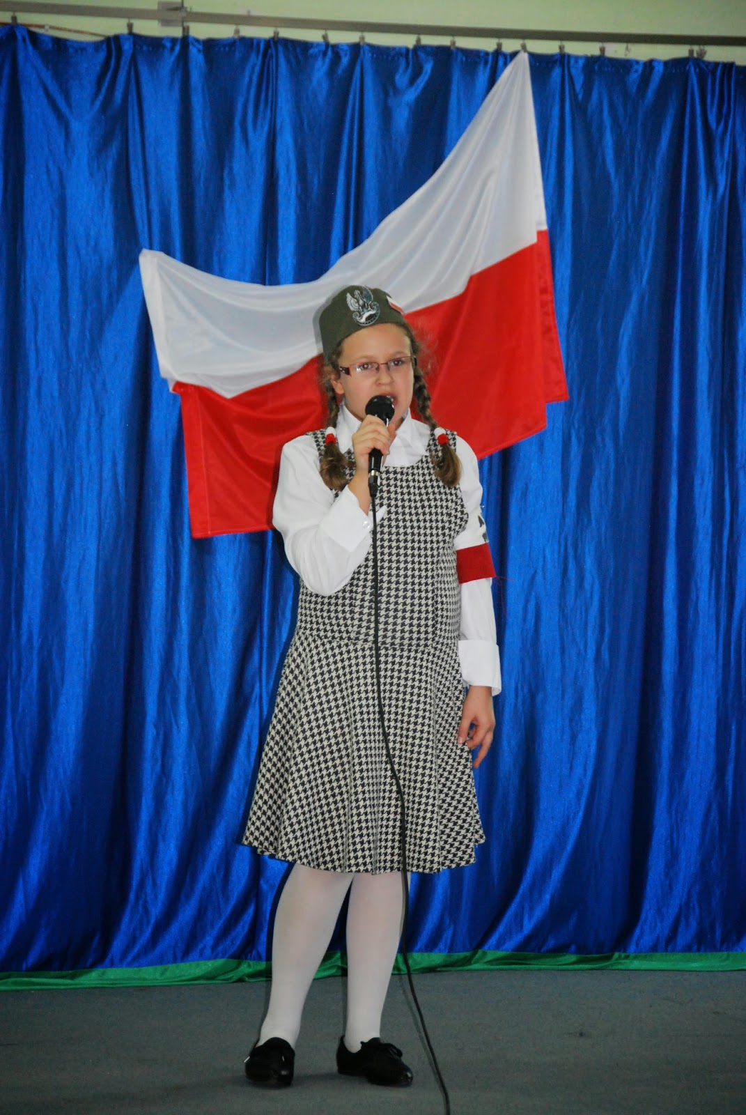 Dziewczyna Z Granatem W Ręce Dziewczyno W Zielonej Sukience Malachitowy las: Dziewczyna z granatem w wykonaniu dzieci i młodzieży