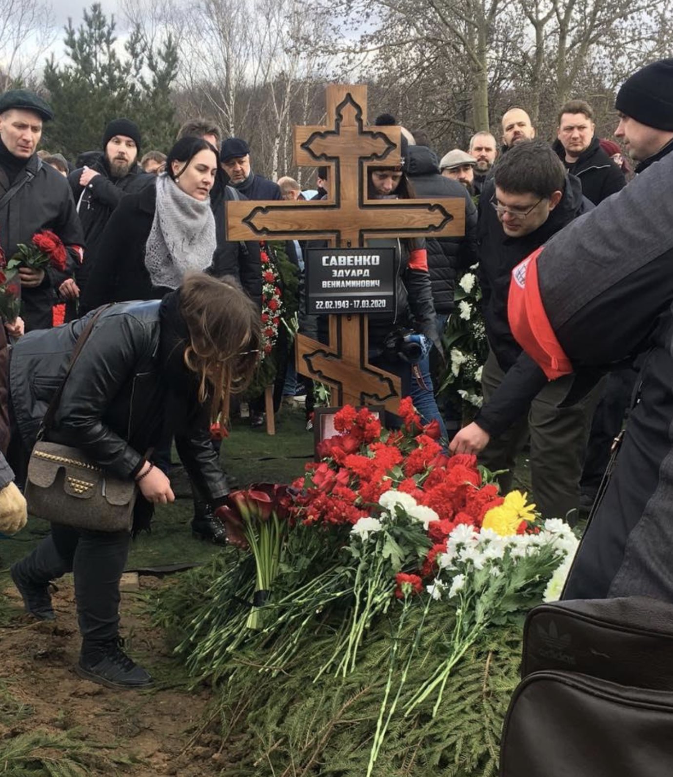 Кейт жива или умерла. Могила Лимонова на Троекуровском кладбище.