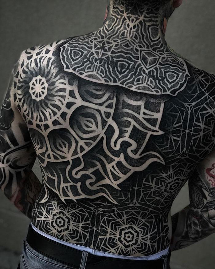 Un tatuaje geometrico en blanco y negro para hombre