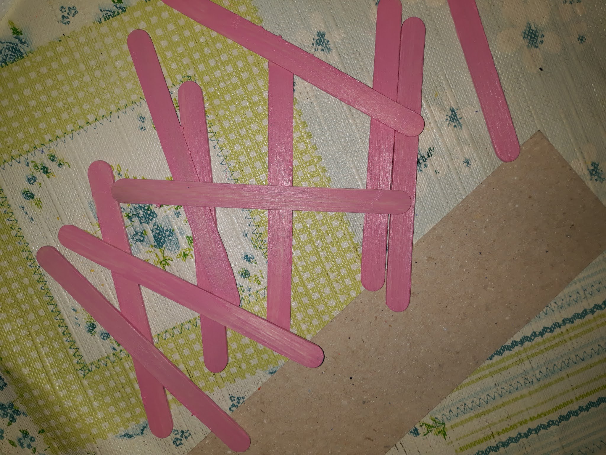 DIY: Domek dla ptaków z patyczków po lodach