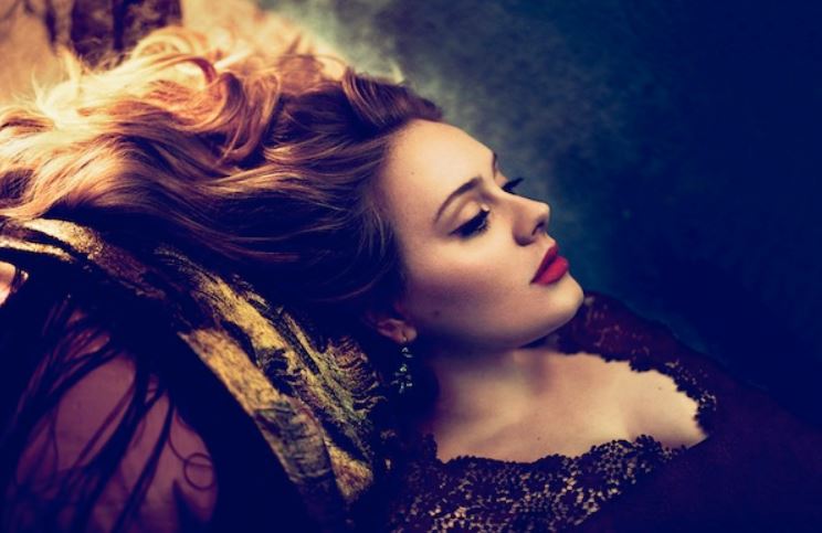 ADELE, CUERPO Y VOZ ESPECTACULAR