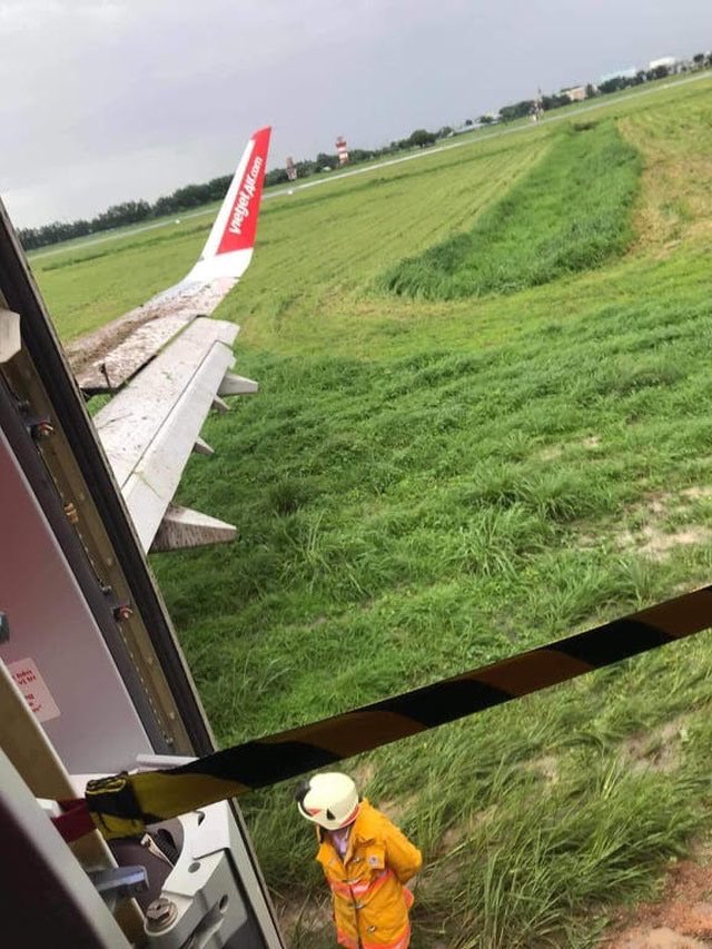VietJet Airbus A321 Skids Off Runway At Ho Chi Minh City Airport In Heavy Rain