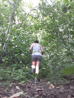 Coureuse, forêt, été, shorts, arbres