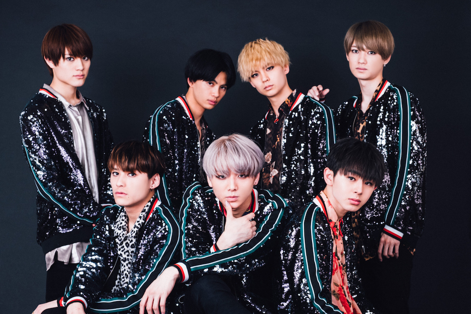 мужчина и женщина в цветной одежде испачкались на фоне природы. Special offer ценник. чон джин onlyoneof. Price offer. Only one of участники с именами.