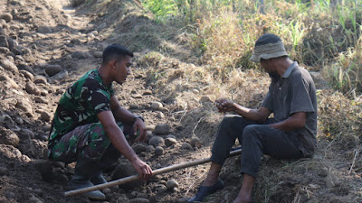 Prajurit TNI Jadi Penyemangat Masyarakat Alue Limeng dalam Pra TMMD ke-110