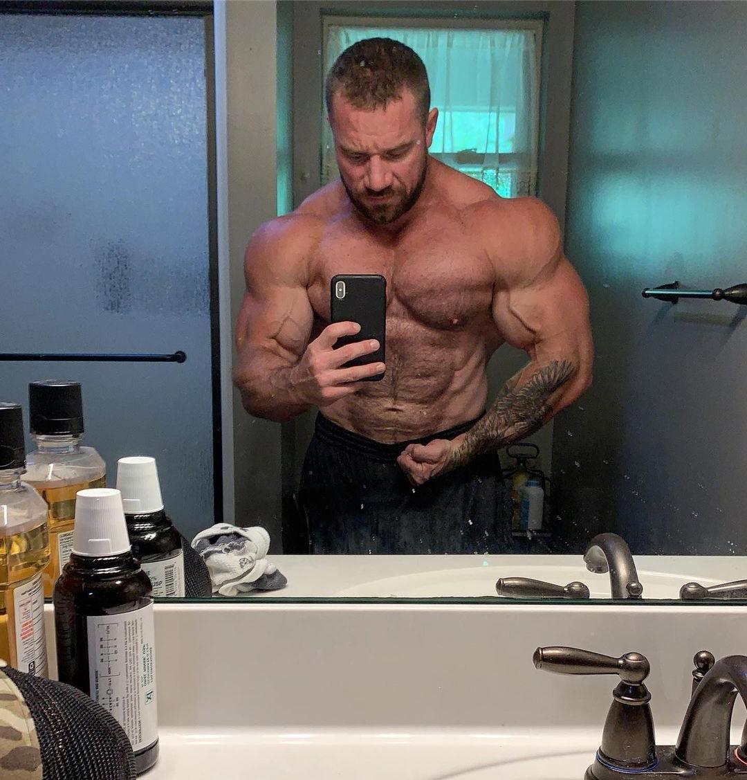 sexy-shirtless-alpha-daddy-seth-feroce-swole-muscular-body-huge-biceps-selfie