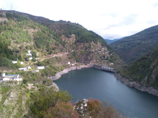 Vistas del Salto de Salime y de la aldea de Vistalegre desde el mirador. Asturias