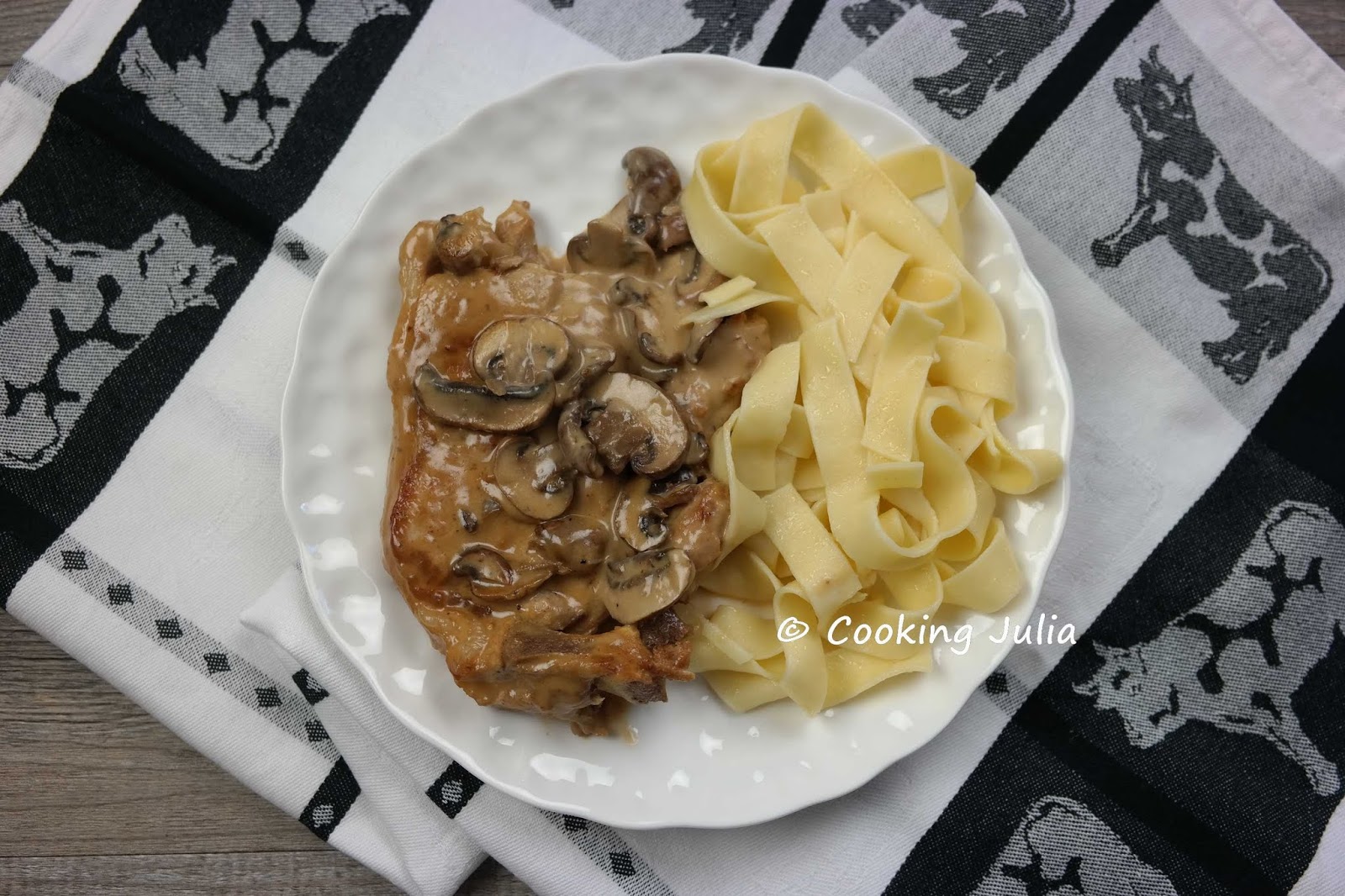 COOKING JULIA : CÔTES DE VEAU À LA CRÈME ET AUX CHAMPIGNONS