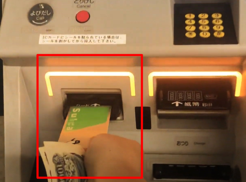 Nạp tiền vào thẻ Suica bằng máy mua vé tàu tự động tại Nhật Bản
