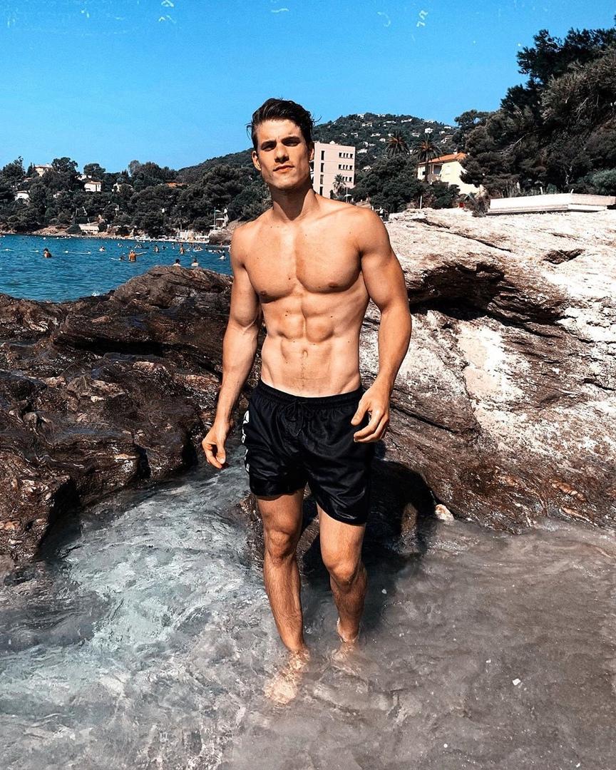 wet-shirtless-dude-beach-sea-beautiful-transparent-water-sixpack-abs-body