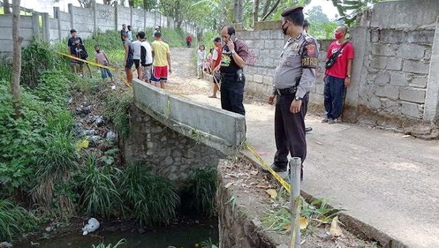 Astagfirullah! Bayi Tak Berdosa Dibuang Orang Tuanya di Selokan