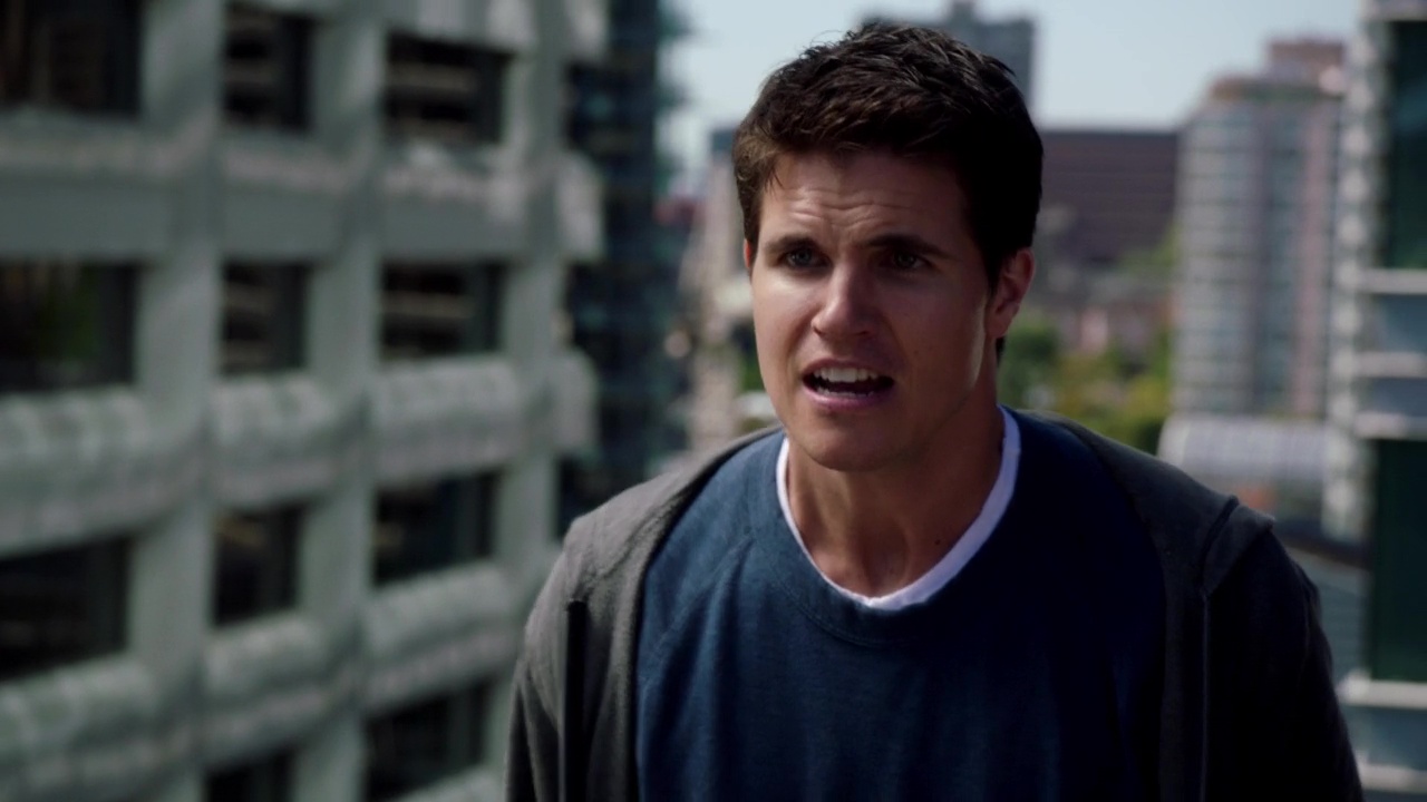Films Et Séries Tv Avec Robbie Amell ausCAPS: Robbie Amell shirtless in The Tomorrow People 1-02 "In Too Deep"