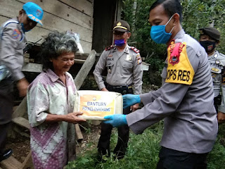 Ringankan Bebas Warga Ditengah Pandemi, Kapolres Enrekang Salurkan Bantuan