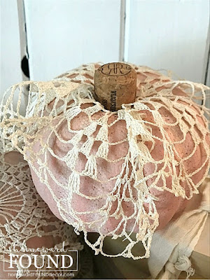 coastal style,beach style,decorating,diy decorating,re-purposing,white,DIY,vintage style,boho style,neutrals,vintage,thrifted,fall,pumpkins,fall decorating, pumpkin decor, decorating with pumpkins, diy pumpkins,lace pumpkins, crochet lace pumpkins,fall home decor,farmhouse decor, add lace doilies to pumpkins for boho style, boho chic fall home decor