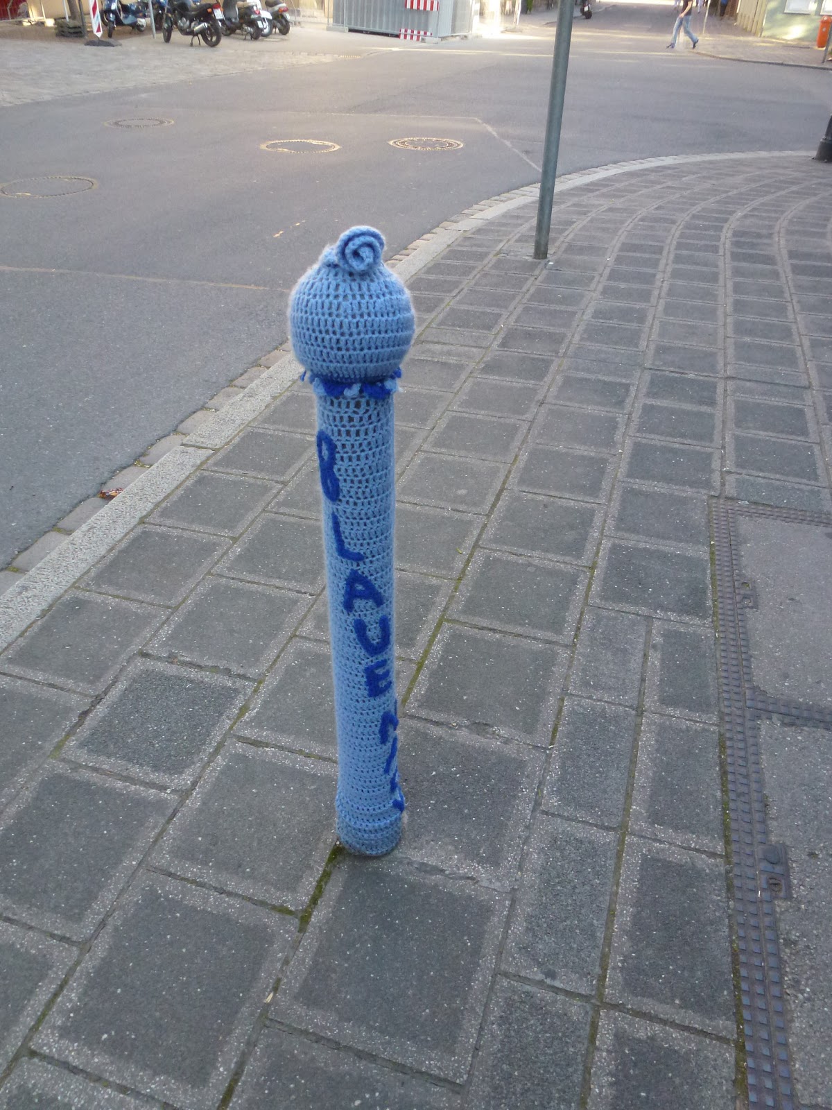 Graffiti, Street Art & Urban Art Blaue Nacht Guerilla Knitting