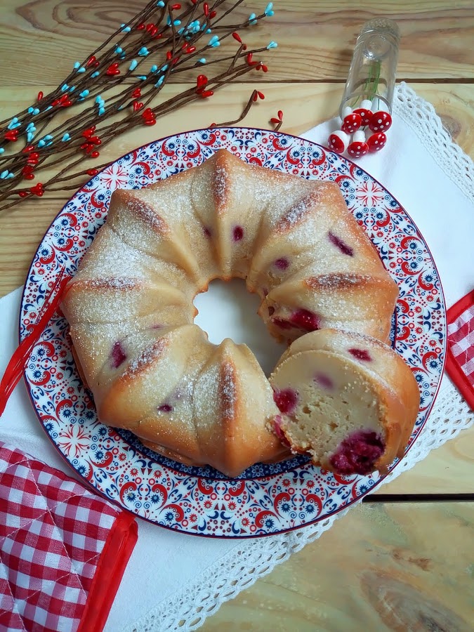 Receta de bundt cake de frambuesas y cava Bizcocho jugoso, esponjoso, tierno fácil Desayuno merienda postre Con horno Champán Fresas Cuca