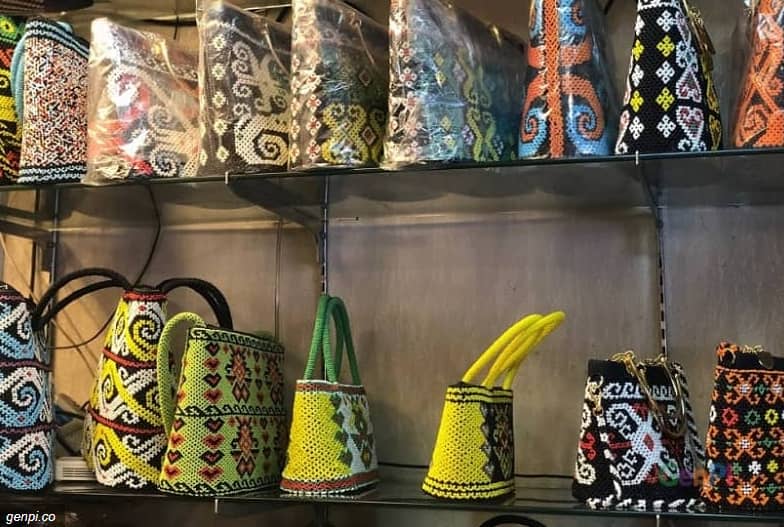 AKSESORIS KHAS SUKU DAYAK 5 Oleh-Oleh Khas Balikpapan Yang Sering Orang Beli