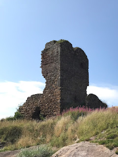 A picture of the ruins of Seafield Tower taken from the beach below.  Photo by Kevin Nosferatu for the Skulferatu Project.