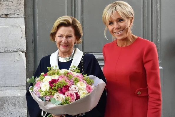 Queen Sonja met with French first lady Brigitte Macron and Norwegian ambassador to France Rolf Einar Fife