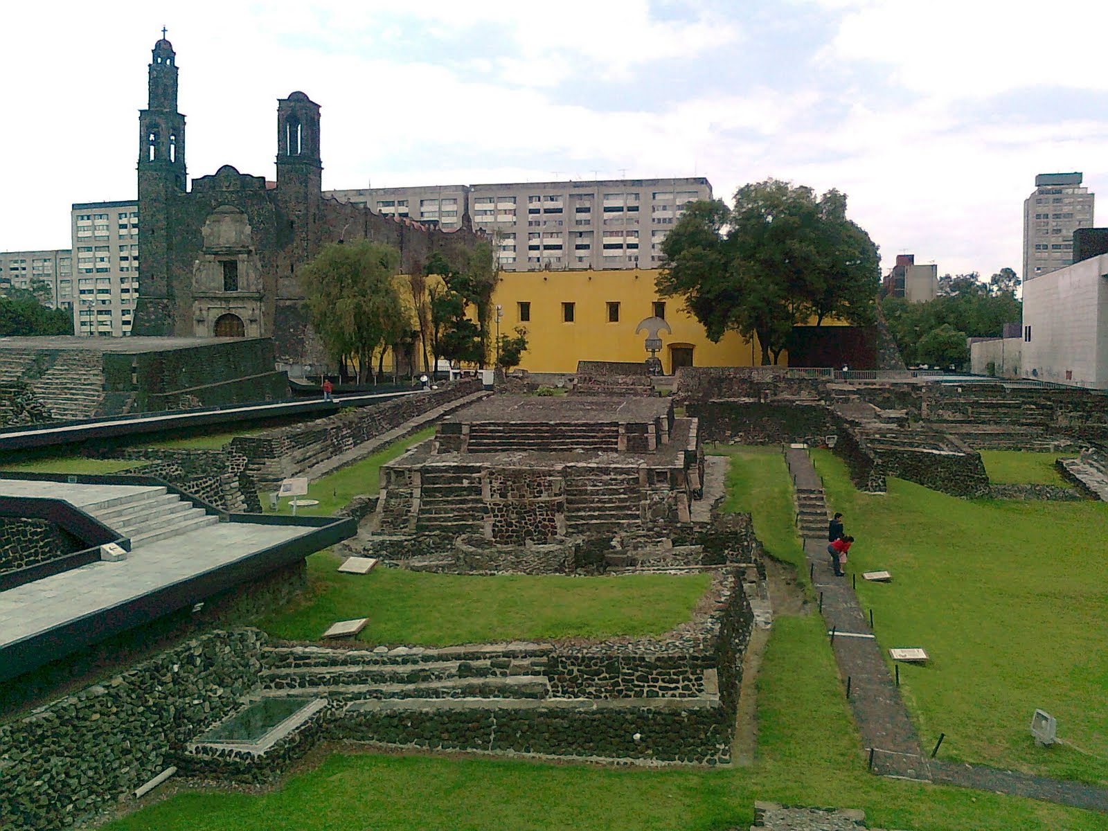 Un lugar de expresión para el café de la tarde La Plaza de las Tres Culturas Un lugar de expresión para el café de la tarde La Plaza de las Tres Culturas