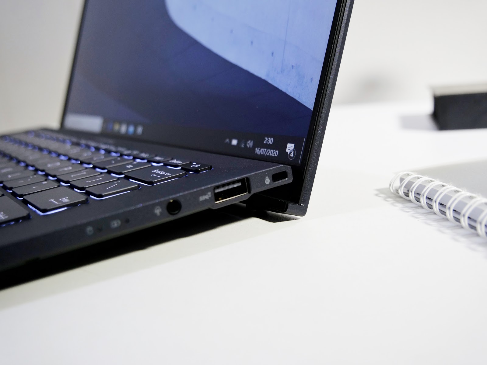 человек с ноутбуком. ноутбук 3logic. проект на ноутбуке. асус с 2 экранами ноутбук. проект на ноутбуке.