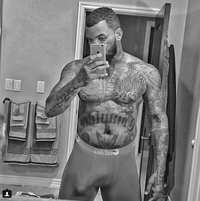 The Game muestra su paquete.