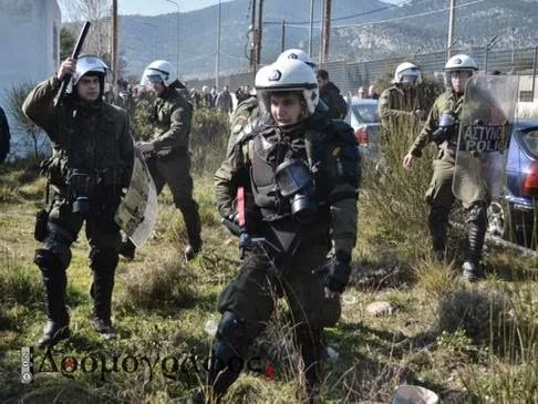 Πυρ και μανία στον ΣΥΡΙΖΑ με Πανούση: Τα ΜΑΤ έριξαν χημικά και χτύπησαν διαδηλωτές στην Αμυγδαλέζα - Επίθεση και σε δημοσιογράφους (ΦΩΤΟ & ΒΙΝΤΕΟ)