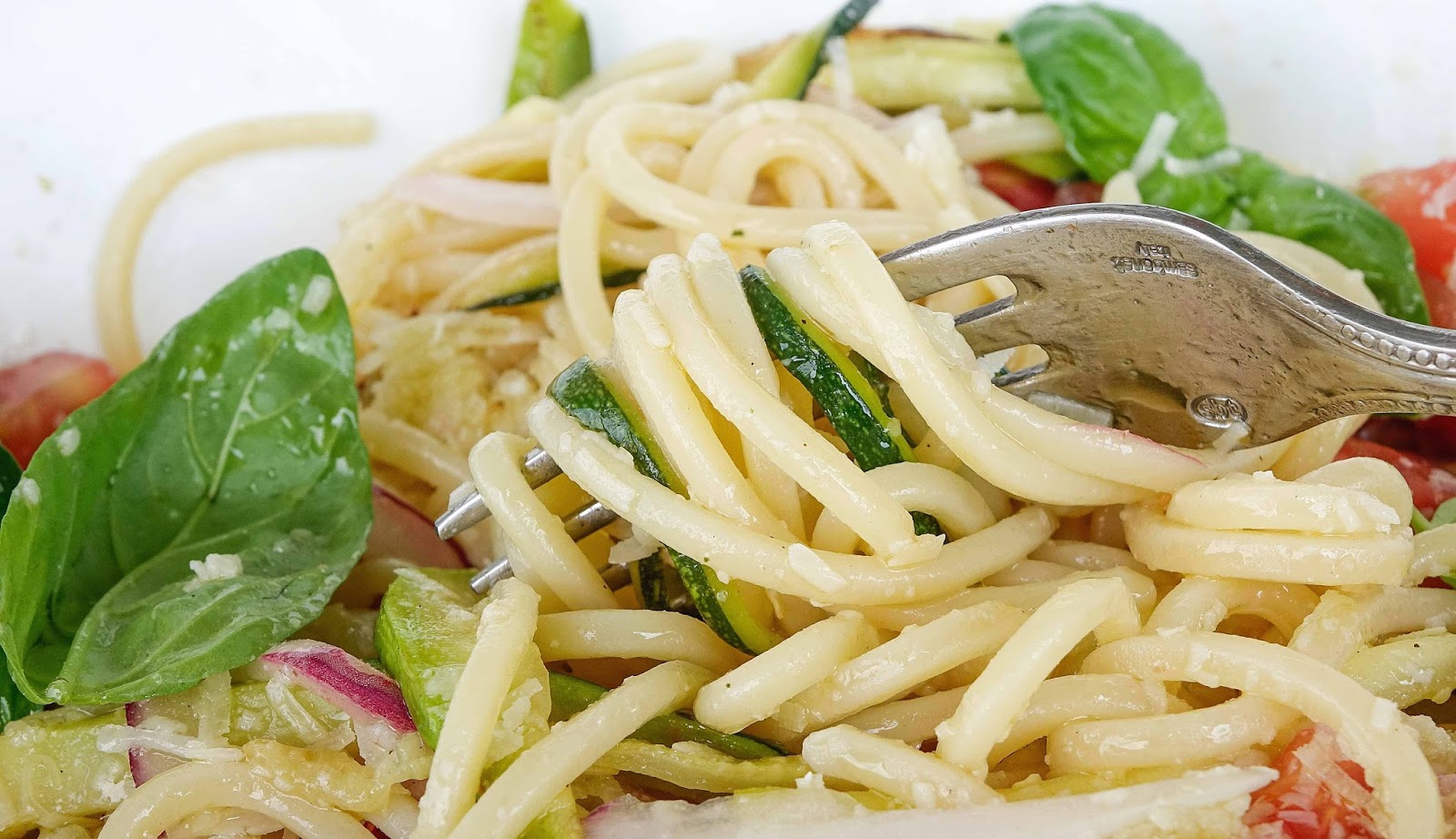 stuttgartcooking: Lauwarmer Spaghetti-Salat mit Tomaten und Zucchini
