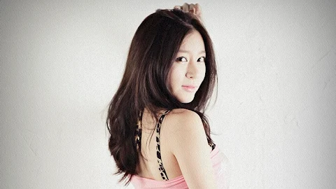 Han Ji Eun in Pink Top