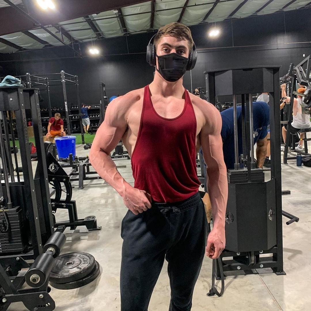 slim-fit-gym-twink-veiny-biceps-arms-sean-stahl-black-face-mask