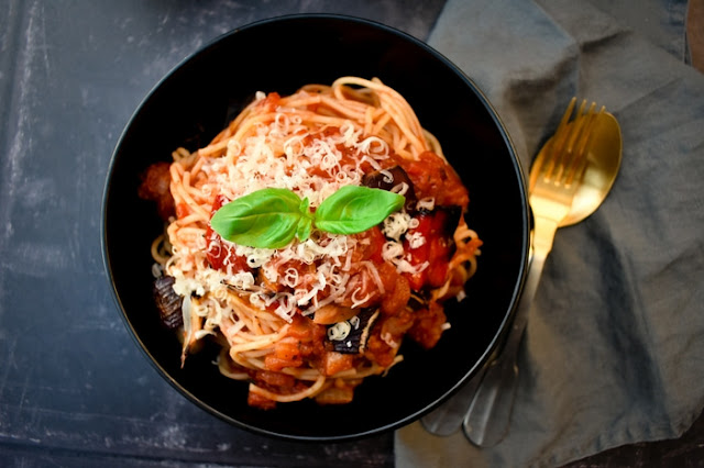 a bowl of tomato and roasted red pepper pasta sauce