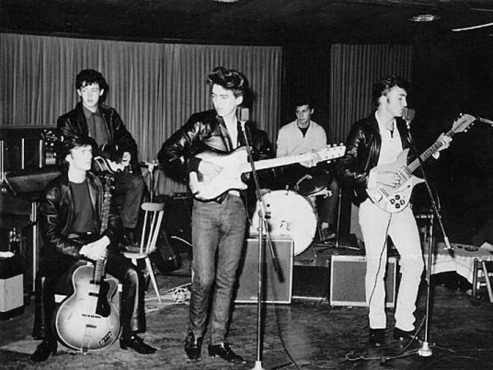 ビートルズの初代ベーシスト スチュアート サトクリフ80回目の誕生日 当時のメンバーが祝福