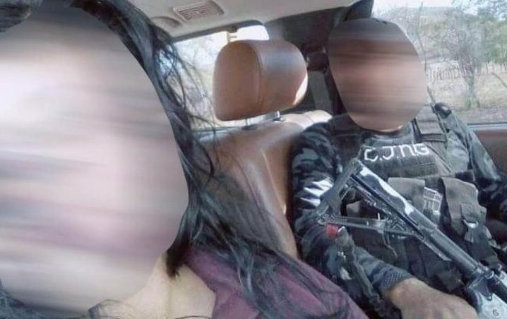 Mujer policía que posó con Sicario del CJNG es ejecutada junto a su hija pequeña de 2 años en Michoacán