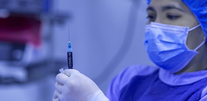 Μηνύσεις σε όσους κυκλοφορούν θεωρίες για φυσιολογικό ορό αντί για εμβόλιο