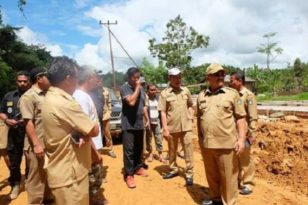 Wakil Bupati Turun Langsung Cek Jalan SP 9 Kampong Muntik Kecamatan Belitang Hulu Wakil Bupati Turun Langsung Cek Jalan SP 9 Kampong Muntik Kecamatan Belitang Hulu