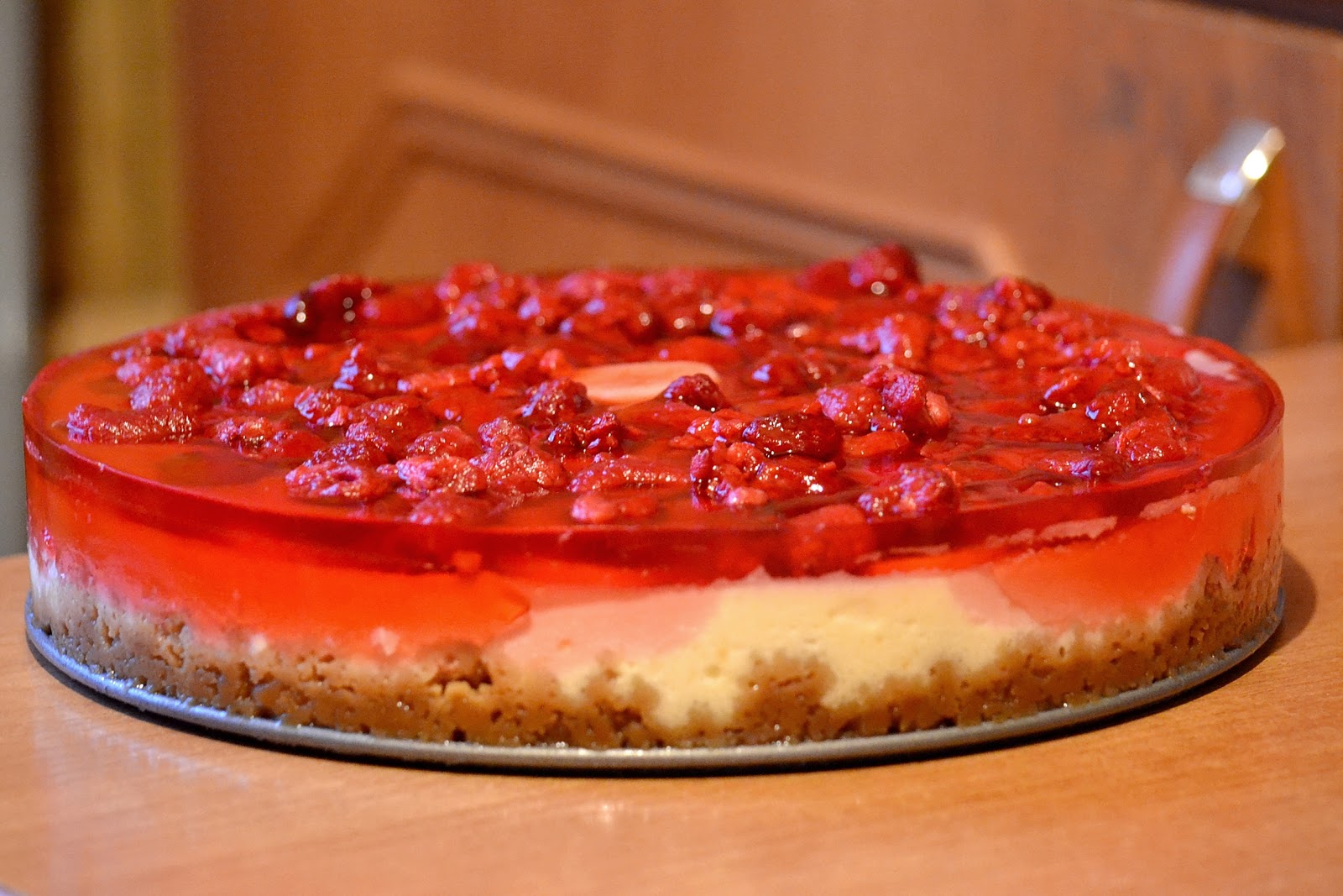 фруктовый пирог с желе. творожный чизкейк с ягодами. пироги с фруктами и желе. чизкейк с ягодами в желе. торт клубничный желейный.